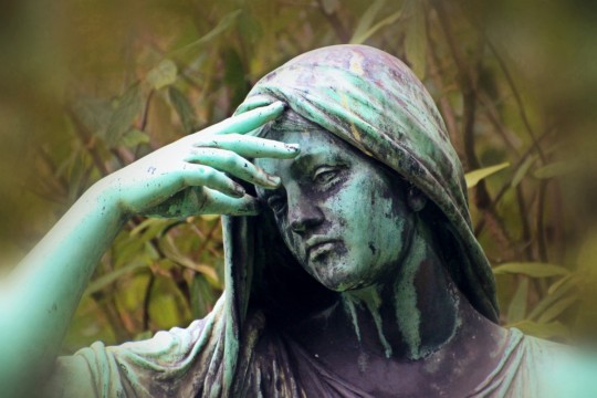 woman_woman_portrait_head_mourning_despair_sculpture_cemetery_grave-871685.jpg!d